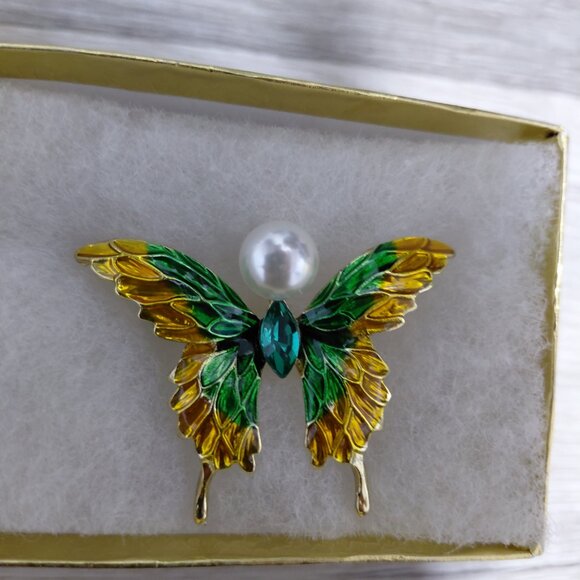 Yellow Green Butterfly Pearl Brooch - Picture 2 of 6